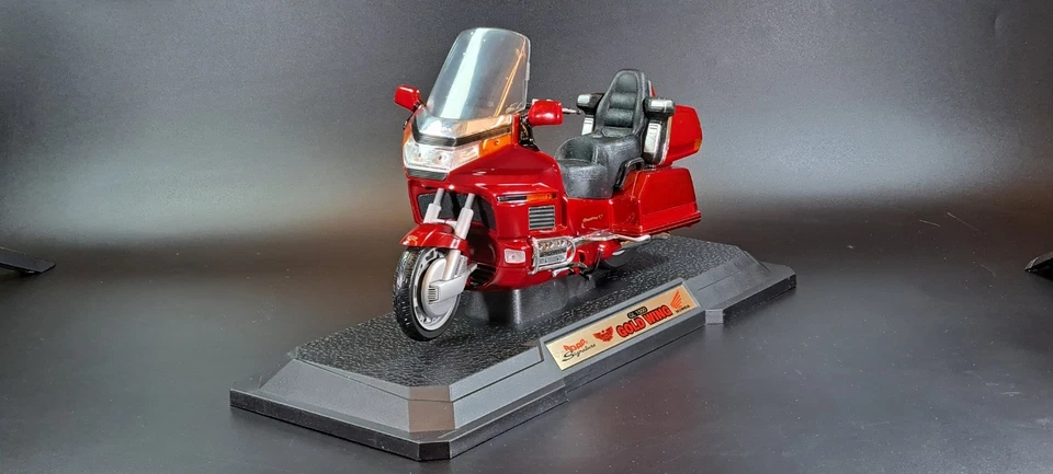 Road Signature 97010 - 1:10 Scale - Honda Gold Wing GL 1500 - Metallic Red - Image 4 of 4
