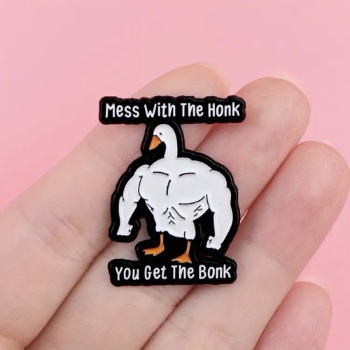 Mess With The Honk, You Get The Bonk Emaille Pin - Buff Goose Muscular Tough Boi - Bild 4 von 6