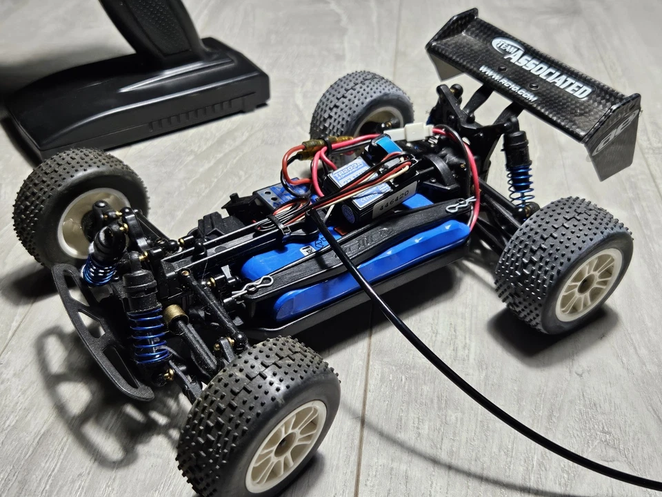 💥Vintage Team Associated Rc18t 1st Gen RC Remote Control Car - Image 2 of 4
