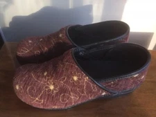 DANSKO* Burgundy Brown & Gold Tapestry Stapled Clogs Women's sz EU 40/US 9.5-10