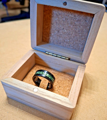Holzkern schwarzer Wolfram Ring mit grünem Moosachat Ringgröße 60