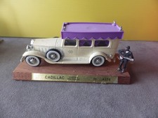 1/43  CADILLAC CORBILLARD SUR SON SOCLE D ORIGINE SANS BOITE INCOMPLETE