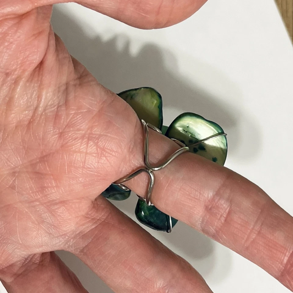 Anillo llamativo de pétalos de flores de concha verde ajustable 6,5 - 8,5 piedra perla playa Foto 2 de 4