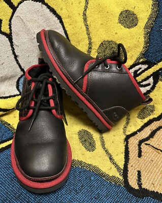 UGG  Leather Neumel Chukka Ankle Boots Black Red Original Box 1133777 Men Sz 6