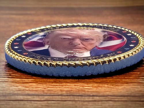 Donald Trump "No Surrender" Challenge Coin - Picture 5 of 8