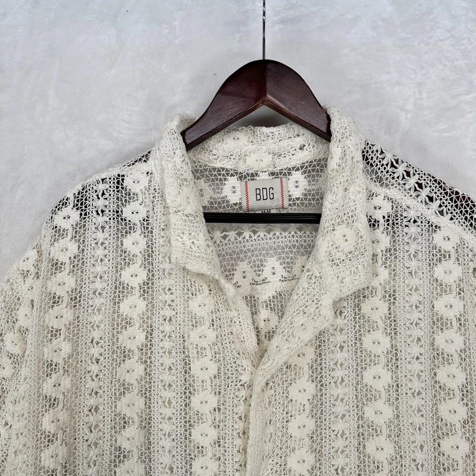Camisa BDG Para Hombre Mediana Blanca Crochet Tejido Abierto Encaje Botón Delantero Manga Corta Foto 2 de 4