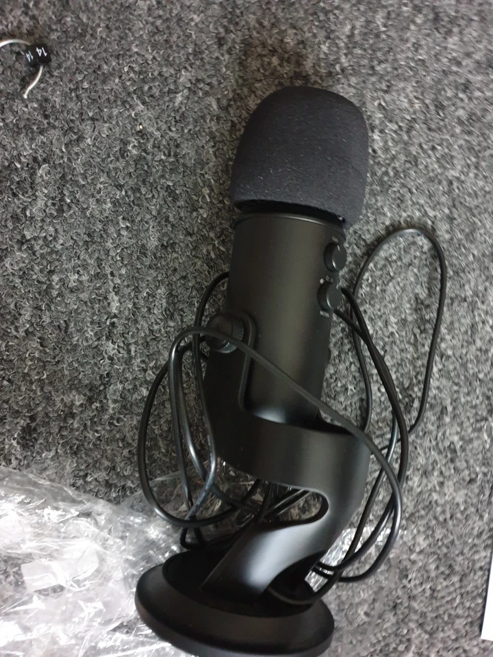 Yeti Blackout Ultimate USB Microphone for Professional Recording Used Once only - Image 4 of 4