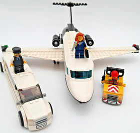 Lego City Airport VIP Service 60102 - 100% Complete - With Manuals & 4 Minifigs