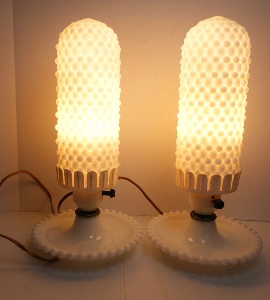 Par de abajures de mesa atômicos de vidro leitoso vintage • Hobnail MCM retrô era espacial - Imagem 4 de 4