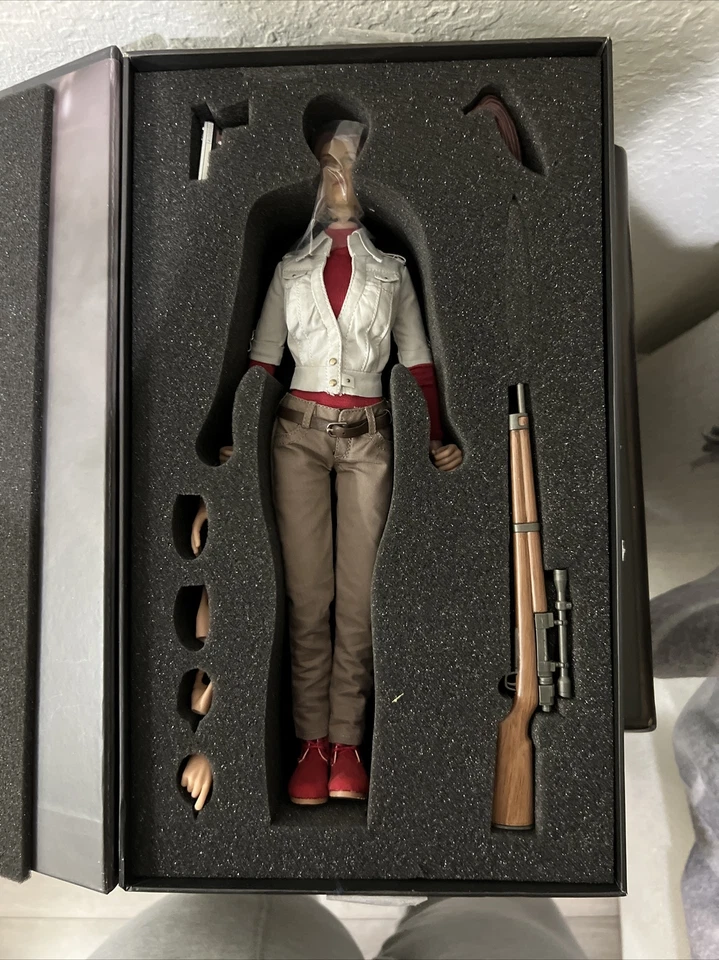 Resident Evil Degeneration Clair Redfield 16th Scale Figure - Image 3 of 4