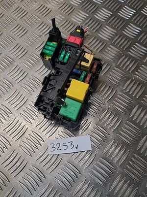 2018 PEUGEOT 3008 1.2 ESSENCE FUSIBLE RELAY BOX 9806192580 - Photo 1/4
