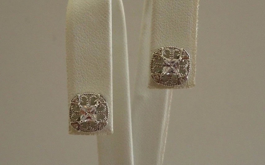 PENDIENTE DE PLATA ESTERLINA 925 PATRÓN DE CUERNO .75 DIAMANTES CREADOS EN LABORATORIO 10 X 10 MM Foto 4 de 4