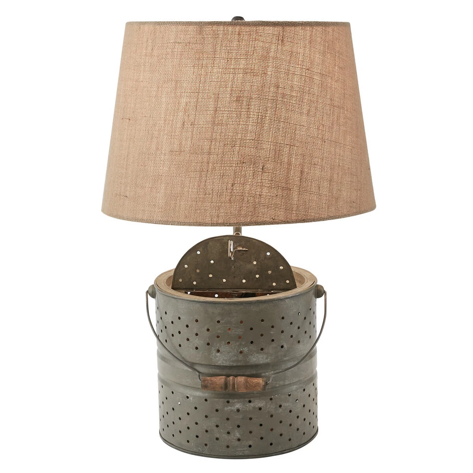 Lámpara de metal con cubo de cebo con pantalla de lámpara de tela de Park Designs. Lámpara de campo Foto 2 de 3