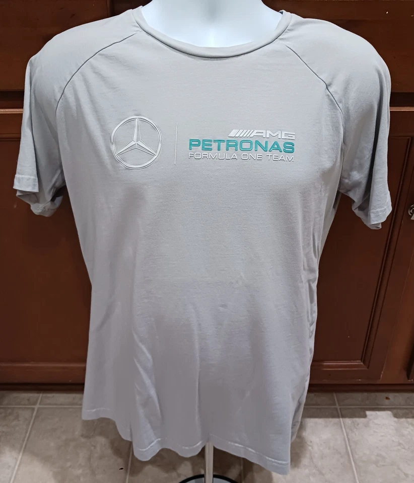 Mercedes AMG Petronas Formula 1 F1 Gray Puma Shirt Racing Motorsports Hamilton Foto 2 de 4