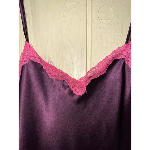 Vestido sin Mangas Victoria's Secret Pequeño Satén Encaje Púrpura Vino Sabrina Carpintero - Imagen 2 de 6