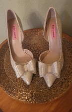 BETSEY JOHNSON WOMENS PARISSS SZ 7 GOLD GLITTER BOW PARTY PUMPS HEELS STILETTOS