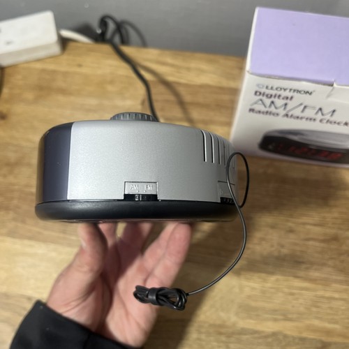 Lloytron Radio Sveglia AM/FM Display LED Comodino con Timer Sonno e Snooze - Foto 4 di 14