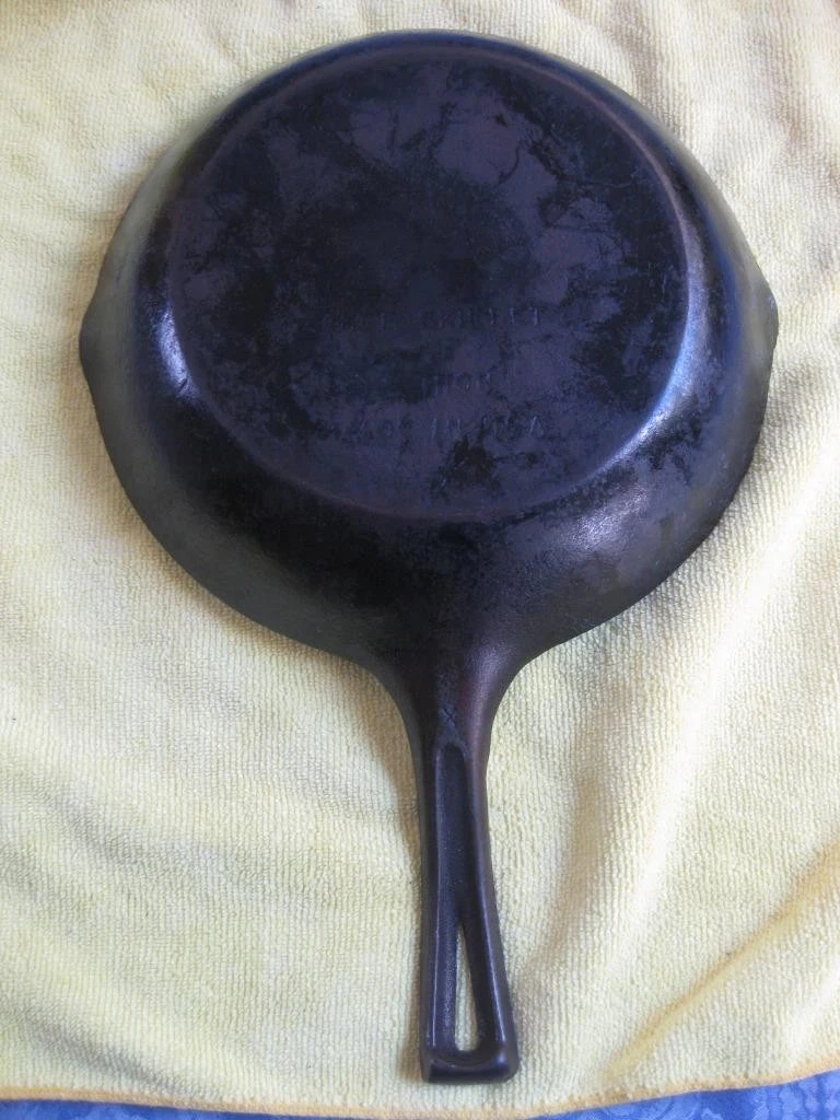 Cast Iron Unmarked Wagner Chef 9 Inch Skillet Frying Pan Skillet Smooth Bottom
Opens in a new window