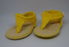 Sandali infradito neonato,uncinetto,colore giallo,cinturino e bottone.