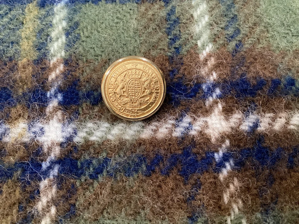 Holland & Sherry Carpe Diem Gilt Set 15mm 20mm Gold Blazer Buttons - Image 2 of 4