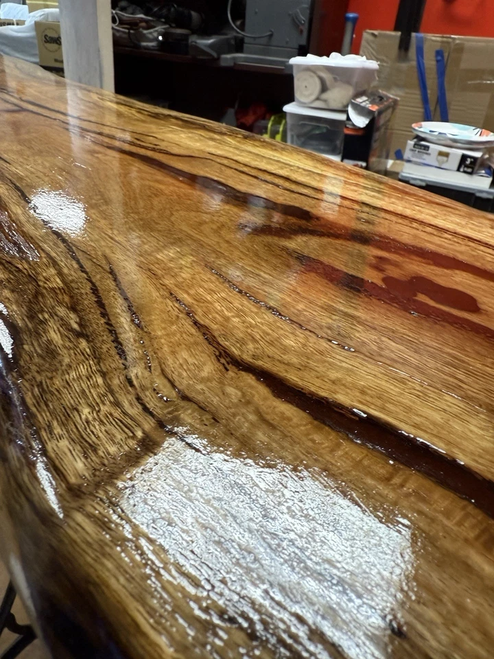 Mesa Australian Mallee Personalizada con Base Cantante de Hierro Negro. Foto 3 de 4