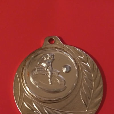 Médaille football France métal doré motif ballon/joueur, verso vierge - Photo 1/2