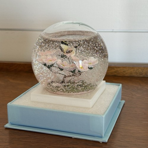 CoolSnowGlobes Schmetterling auf Ast Schneekugel Kirschblüten 4-7/8" hoch - Bild 11 von 13