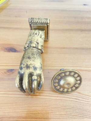 GROS HEURTOIR DE PORTE ET SA PLAQUE   EN  LAITON  - Photo 1/4