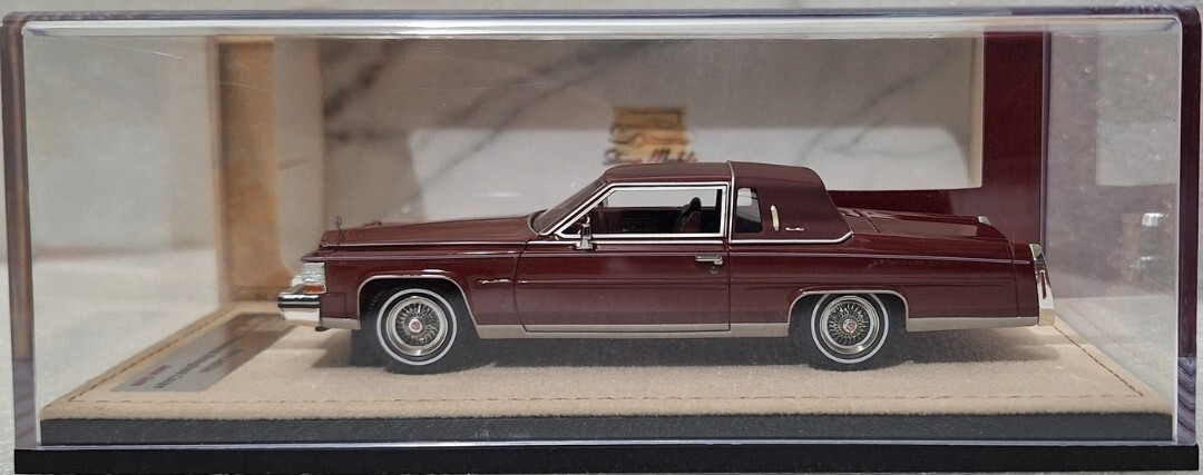 ミニカー StampModels Cadillac Fleetwood Brougham Stamp Models Stamp Cadillac Fleetwood Brougham Czarny - Ceny i