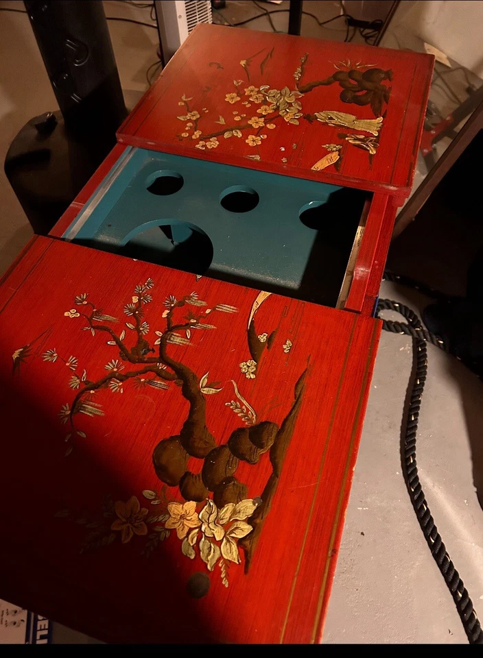 Antiguo gabinete asiático de 30 pulgadas de largo 18 pulgadas de ancho por 31 de altura. Foto 2 de 3