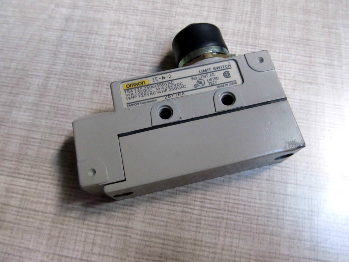 1pcs Used ZE-N-2 OMRON sealed waterproof limit switch Travel