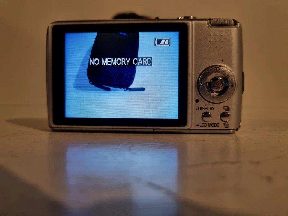 Panasonic Lumix DMC-FX01  digital camera 6.0MP Silver Tested & Working (Defects), photo 4 of 5
