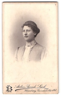 Photograph Bern. Lück, Hamburg, Grindelallée 141, portrait young lady in fashion disc 