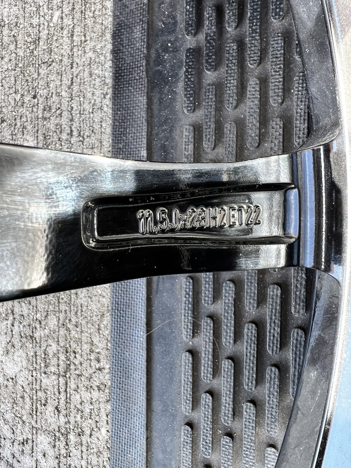 23” LAMBORGHINI URUS OEM REAR WHEEL