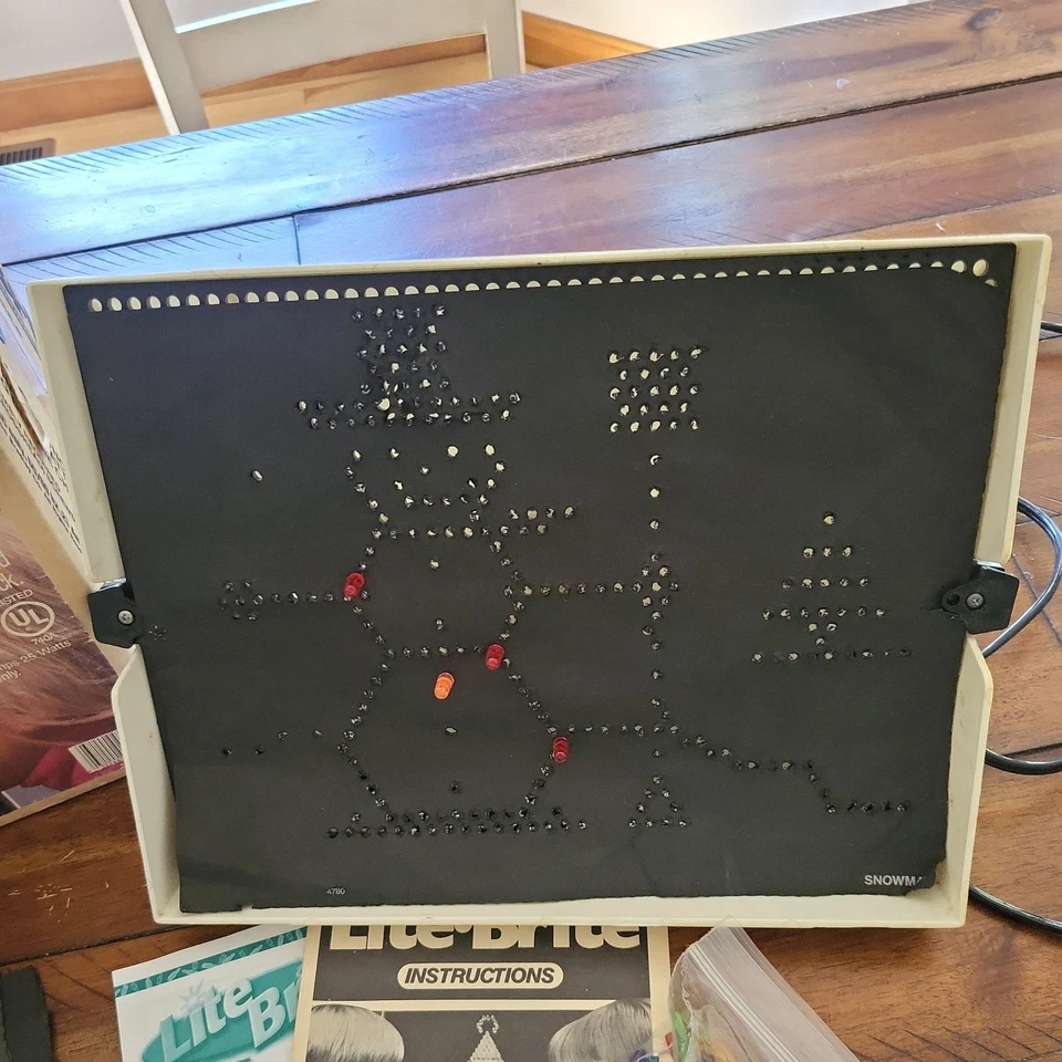 LITE-BRITE Vintage 1986 Hasbro Original LITE BRITE Box Pegs 17Sheets Order Form - Image 2 of 4