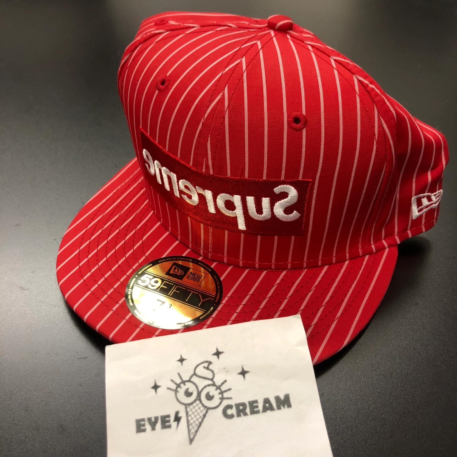 DS Rare Supreme x CDG x Chapeau Nouvelle Ère 7 3/8 Casquette Rouge