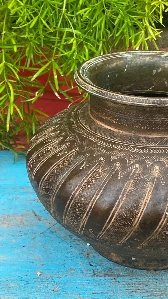 Vintage Indian Old Rare Handcrafted Floral Engraved Bronze Water Carrying Pot - Image 4 of 4