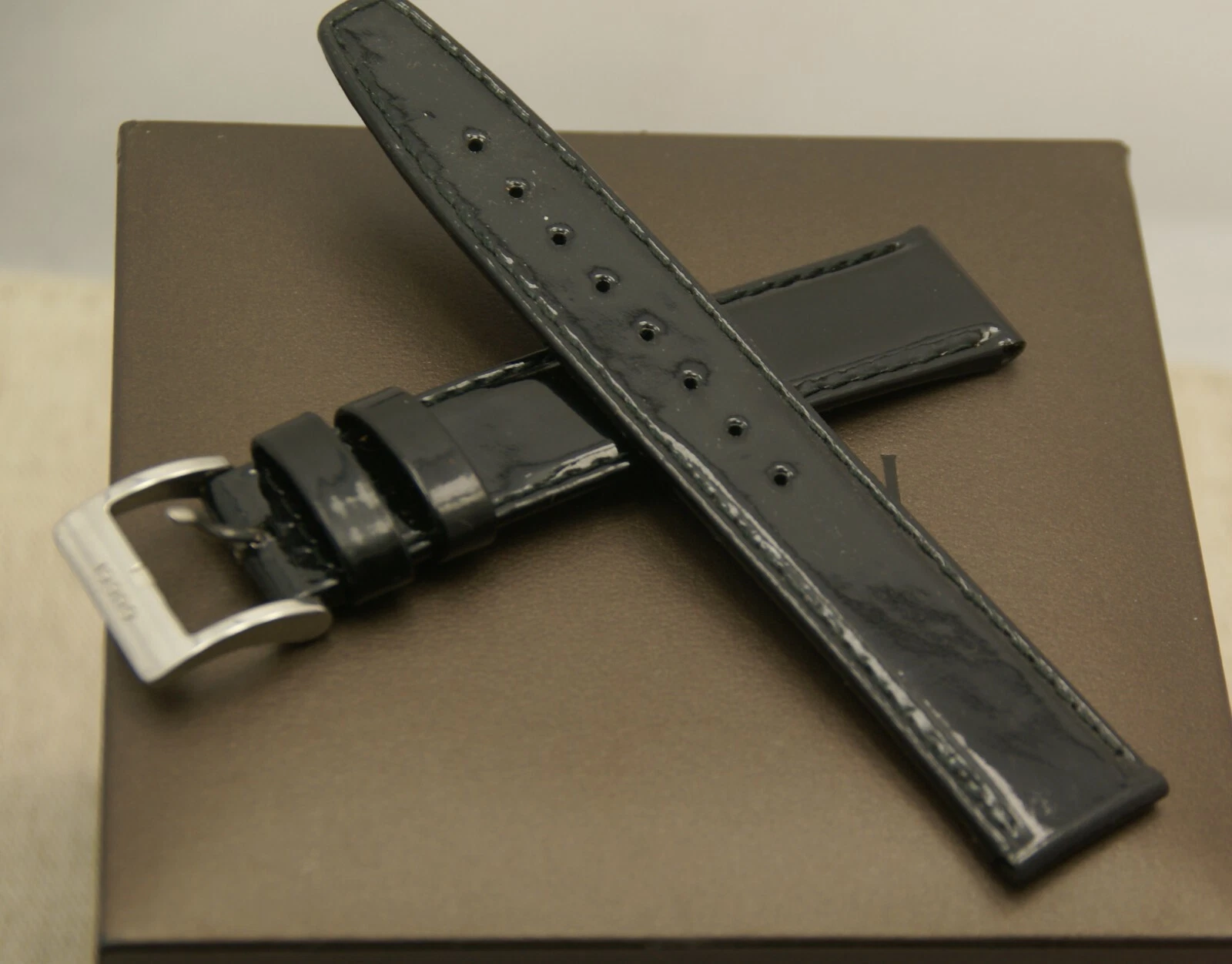 Bracelet en cuir véritable verni noir neuf Gucci 17 mm   Reg   17,127 GC convient à 3000 M