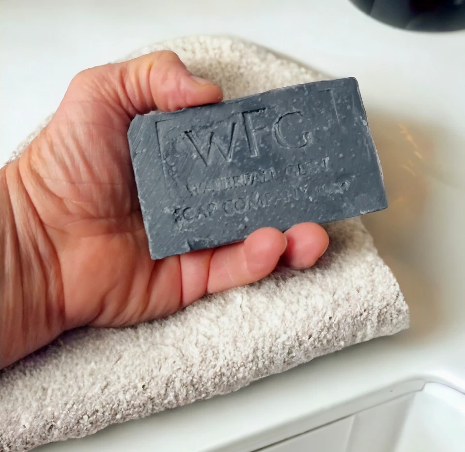 Jabón en barra vegano natural puro, Pitch Dark de Waterfall Glen Soap Company Foto 2 de 4