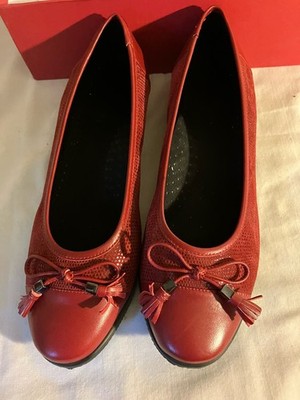 Vaneli Ailis  Cap Toe Flats, Red Print. 10M (G)