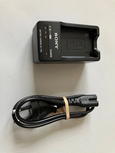 Chargeur batterie SONY 220V/8,4v référence BC-TRW - Photo 1/1