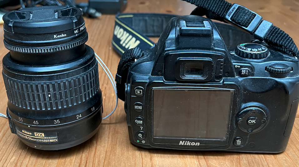 Nikon D D40 6.1MP Digital SLR Camera - Black (Kit w/ AF-S DX 18