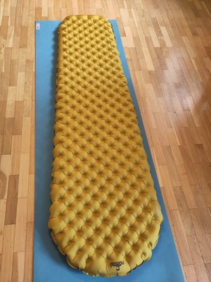 Nomad aufblasbare Isomatte Einzelbett grau/gelb inkl. Packbeutel
