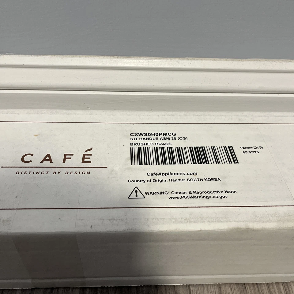 GE Café CXWS0H0PMCG Kit de manija de horno de pared de latón cepillado de 30" Foto 2 de 4