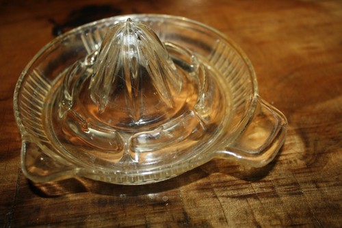 Exprimidor de mano de vidrio Pink Depression herramienta de cocina vintage gadget fruta - Imagen 5 de 5