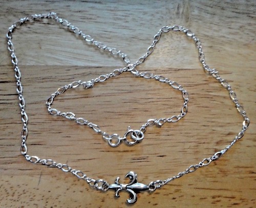 18" Sterling Silver Figure 8 Link 2.5mm Fleur de Lis Necklace Spring ring clasp - Picture 2 of 3