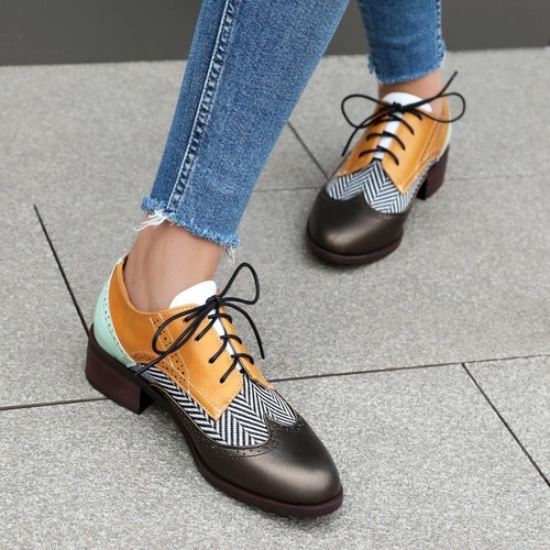 Retro flache Damen-Pumps mit Absatz British College Brogue passende Farbe Schuhe Flügelspitze - Bild 4 von 30