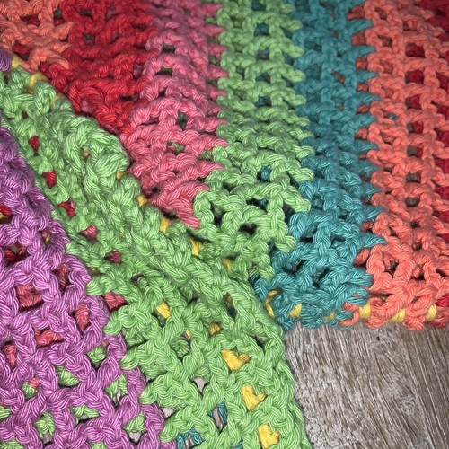 Neu mit Etikett Farm Rio gehäkelt mehrfarbig Badeanzug Abdeckkleid XS Regenbogenquasten - Bild 6 von 15