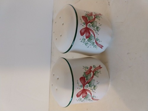 RED BOW WREATH SALT AND PEPPER SET - Picture 4 of 4
