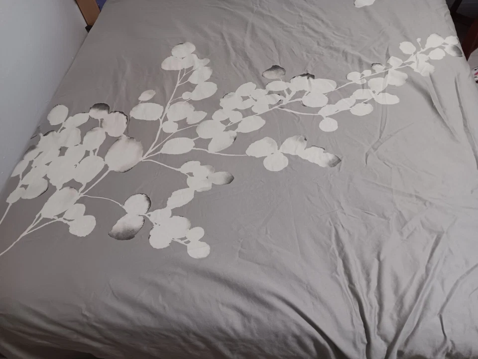 Edredón West Elm Moonflower Luxe algodón satén king gris, blanco  Foto 2 de 4